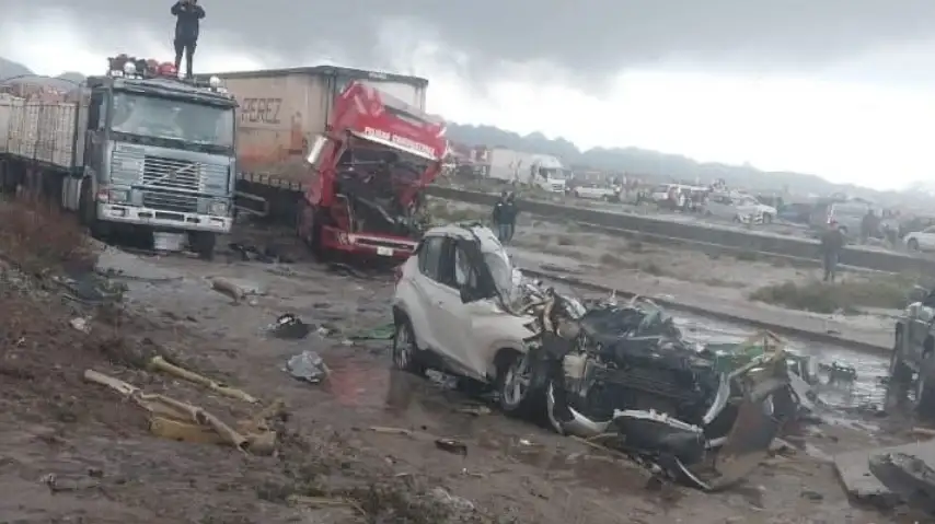 La estela de destrucción que dejó el Hércules al estrellarse y seguir sin control por una avenida vecina al aeropuerto de La Paz.