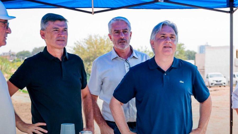 Passerini junto a Llaryora en una obra