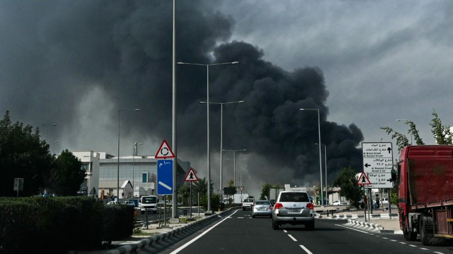 Una calle de Doha, en Qatar este domingo, tras el impacto de un misil iraní.