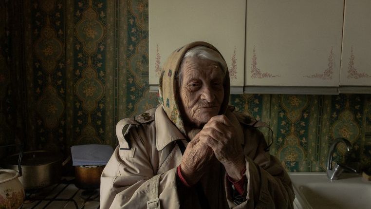  Yevheniia Yeremina, de 89 años, sin luz en su casa en Kiev. El grueso de los misiles rusos golpea la infraestructura energética ucraniana, provocando enormes penurias a su población.