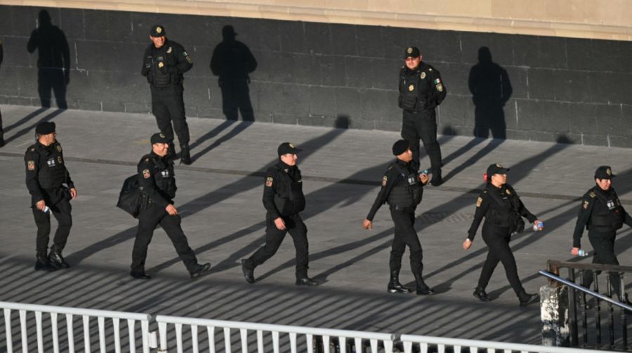Policia para Shakira en le Zocalo