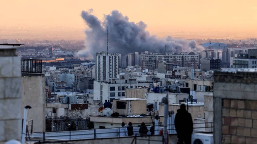 Teherán. Desde una terraza, un ciudadano ve cómo se eleva una nube de humo tras los bombardeos.