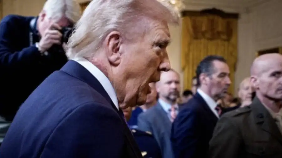 Donald Trump y la mancha roja en el cuello 03032026