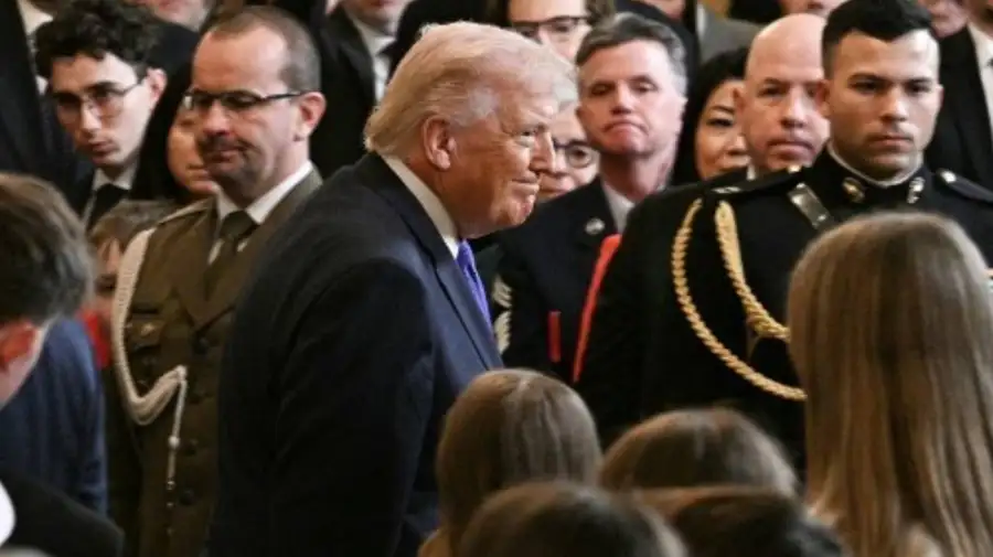 Donald Trump y la mancha roja en el cuello 03032026