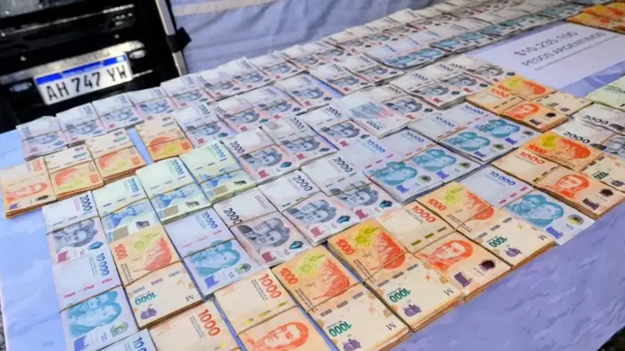 Secuestraron un arsenal enterrado en barriles durante tres allanamientos en Santa Fe