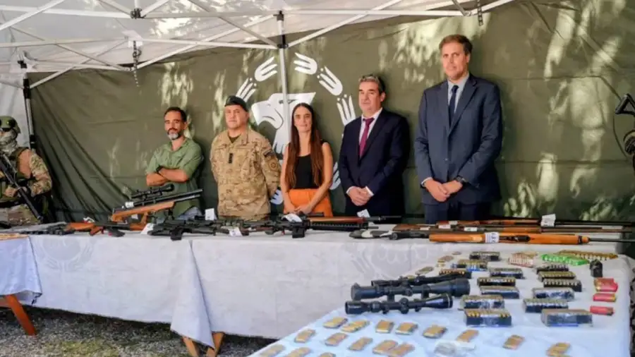 Secuestraron un arsenal enterrado en barriles durante tres allanamientos en Santa Fe