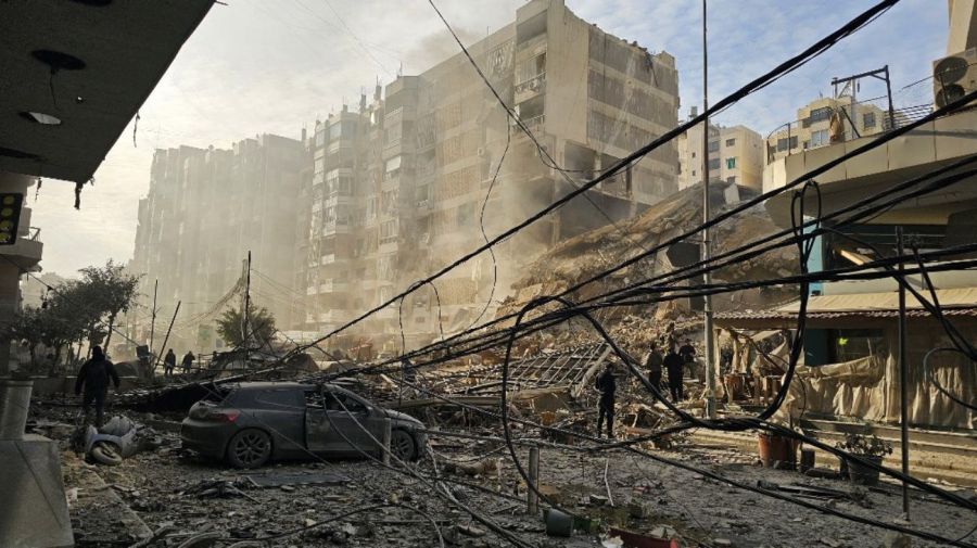 Destrucción en el lugar de un ataque aéreo israelí en el barrio Mar Mikhael, en los suburbios del sur de Beirut, 6 de marzo de 2026