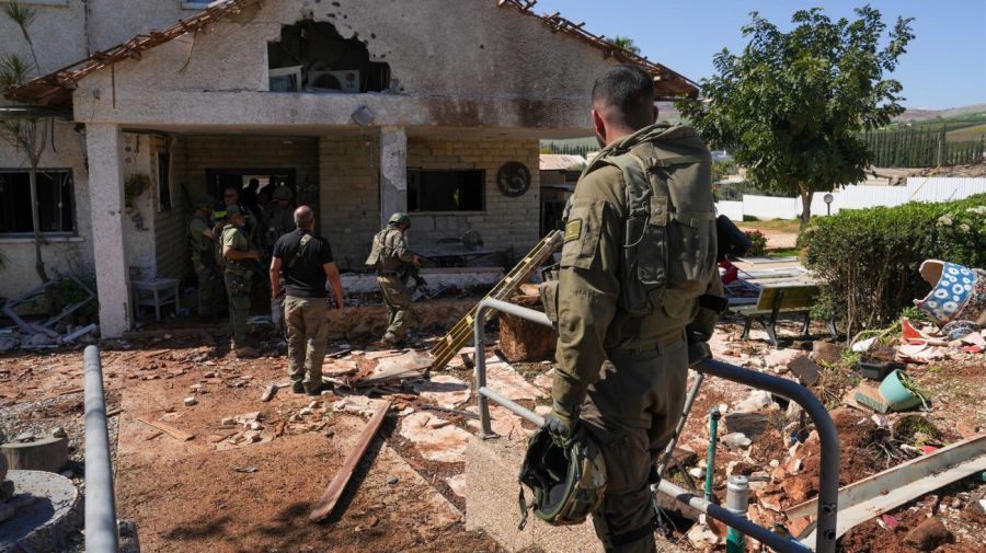 Agentes de seguridad de Israel inspeccionan una vivienda dañada por ataques de Hezbolá en el norte del país.