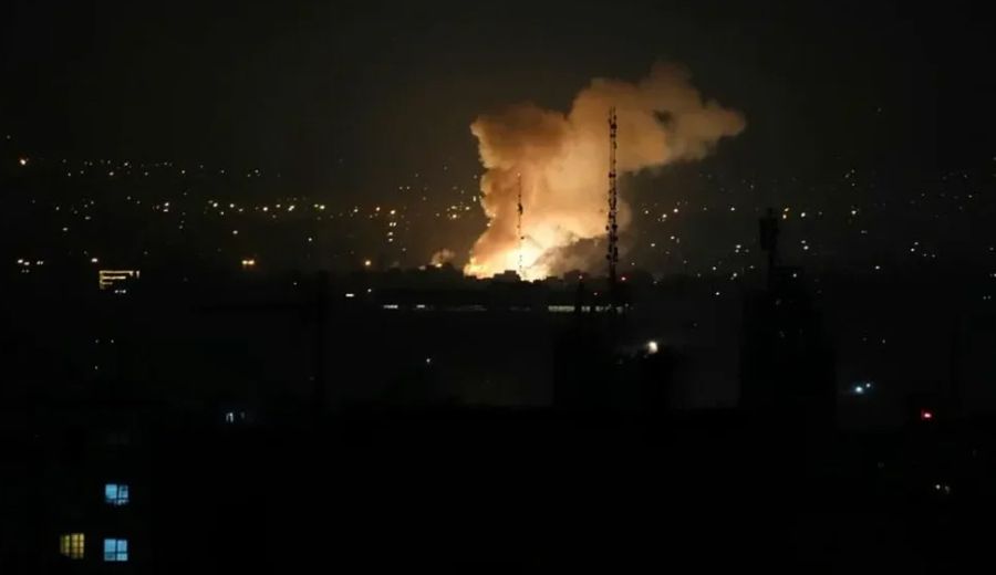 Explosiones y fuego en la noche de Teherán.