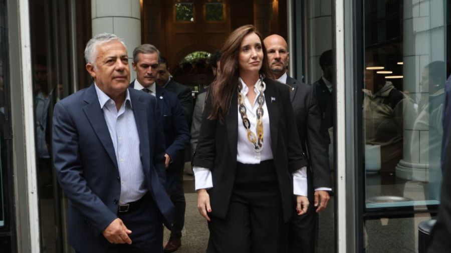 La vicepresidente Victoria Villarruel junto al gobernador de Mendoza, Alfredo Cornejo
