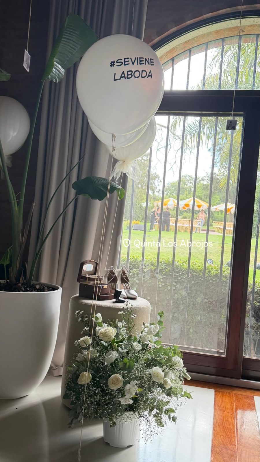 Así fue la boda de Emily Lucius y Rodrigo Valladares Macri: estilo mediterráneo, al aire fresco y un altar bajo el sol