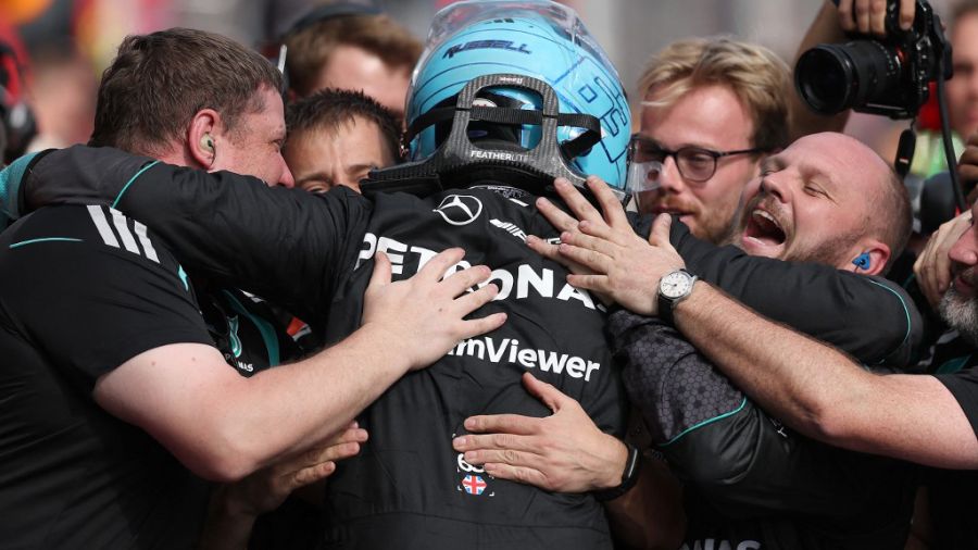 La euforia de los mecánicos de Mercedes abrazando a Russell después de ganar en Australia.