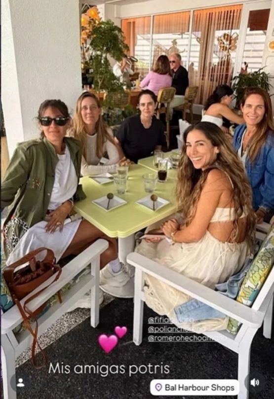Sofía Reca junto a sus amigas