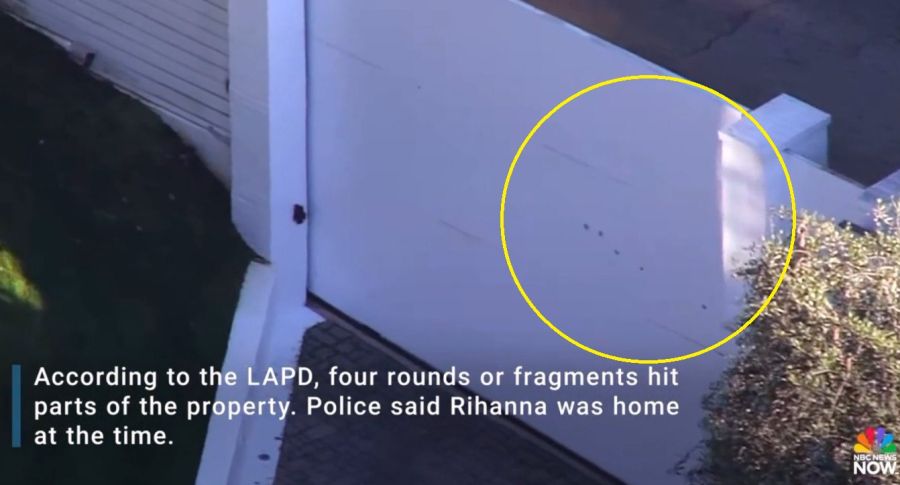 La puerta de la casa de Rihanna acribillada