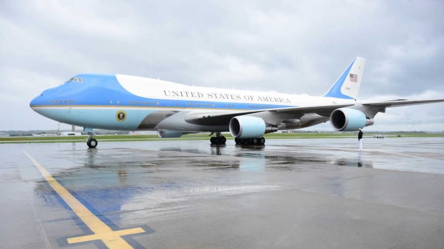 Donald Trump en el Air Force One, avion presidencial de Estados Unidos 20260310