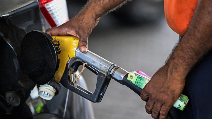 El empleado de una gasolinera llena el depósito de combustible de un vehículo el 10 de marzo de 2026 en Biyagama, en los alrededores de Colombo, la capital de Sri Lanka