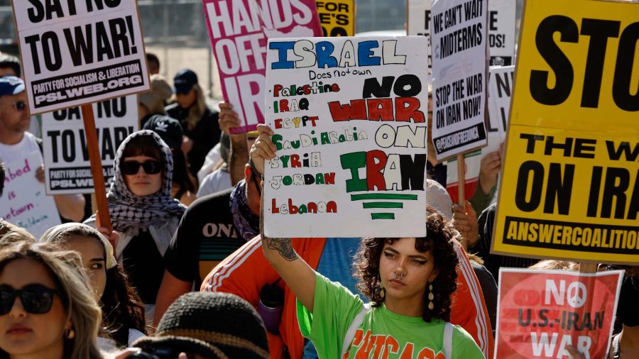 Fotogaleria Imagen de personas asistiendo a una manifestación en contra de los ataques estadounidenses e israelíes en Irán frente al Ayuntamiento de Los Angeles, en California, Estados Unidos