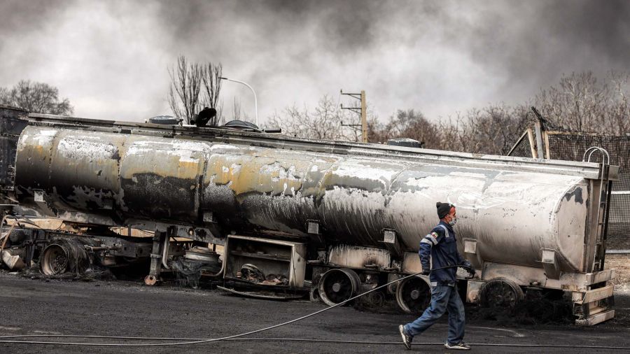 Fotogaleria Un miembro de la defensa civil iraní camina con una manguera junto a un camión cisterna de combustible destruido cerca de un incendio en curso tras un ataque aéreo nocturno contra la refinería de petróleo