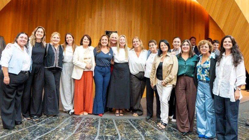 Prunotto con las legisladoras del bloque oficialista