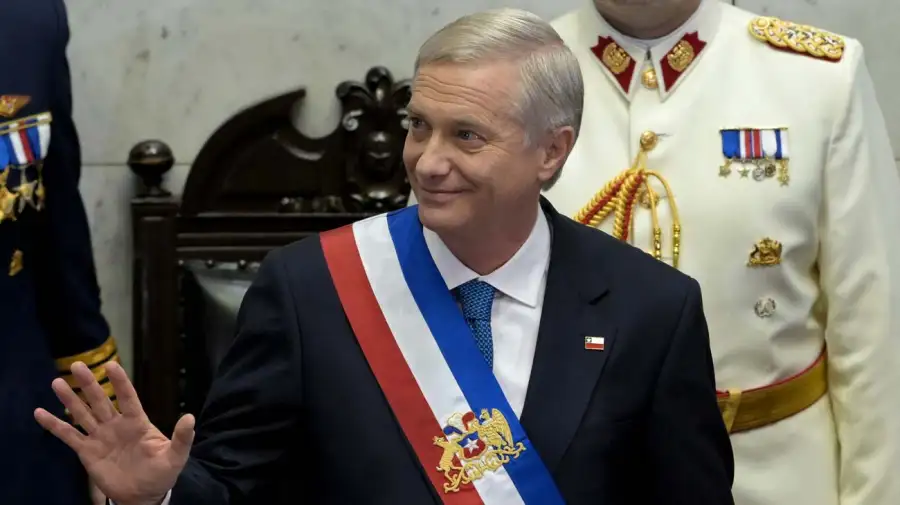 Boris le entrega la Banda presidencial a Kast en Chile