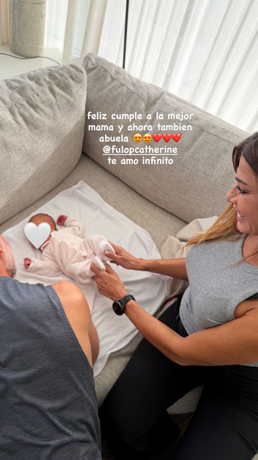 Catherine Fulop junto a su nieta