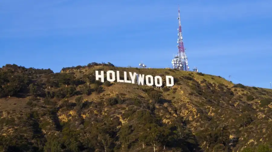 El cartel de Hollywood en California