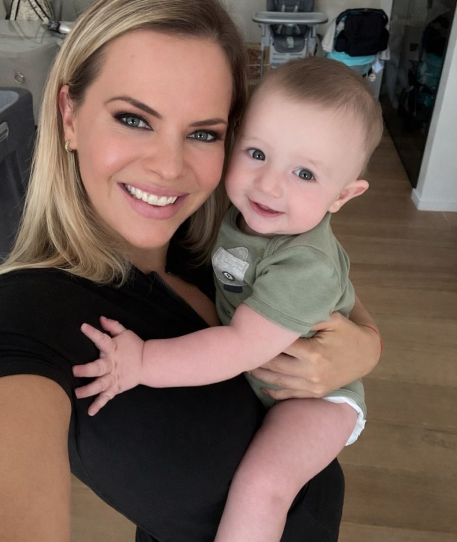 Alejandra Maglietti junto a su hijo