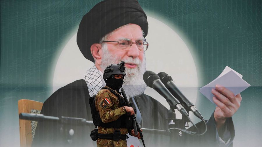 Fotogaleria Un miembro de las Fuerzas de Movilización Popular de Irak (Hashed al-Shaabi) se encuentra frente a una pancarta que representa al líder supremo iraní, el ayatolá Ali Jamenei