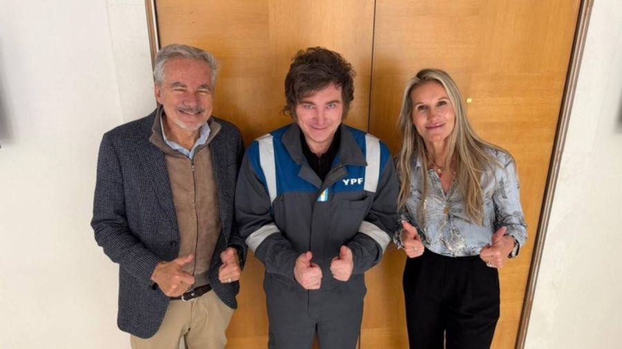 Javier Milei con Martín Varsavsky y su esposa, Nina Varsavsky. 