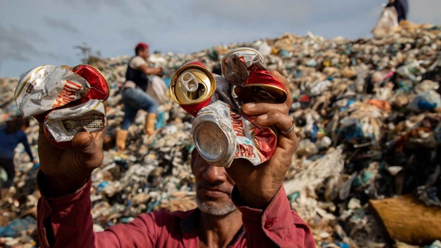 Fotogaleria Un recolector de materiales reciclables sostiene latas en un vertedero a cielo abierto en la ciudad de Iranduba, en el estado de Amazonas, al norte de Brasil