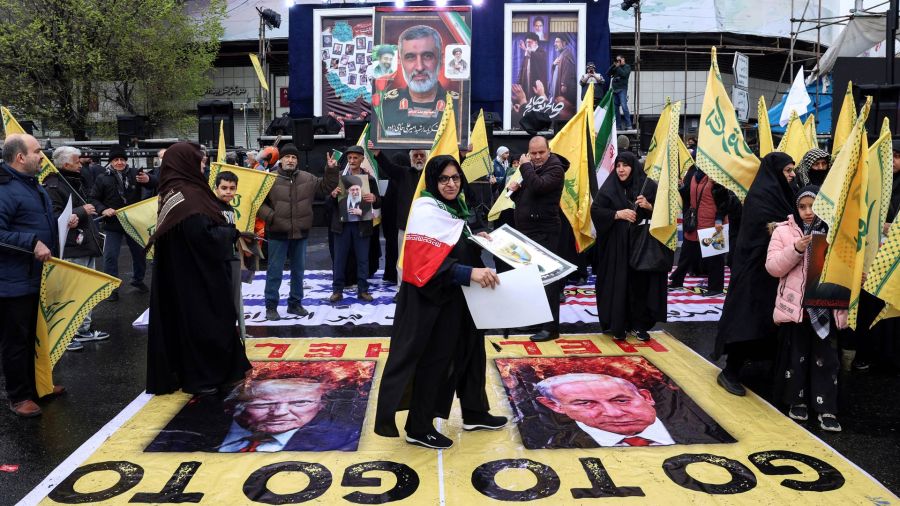 Fotogaleria Una mujer iraní camina sobre carteles con imágenes del presidente estadounidense Donald Trump y del primer ministro israelí Benjamin Netanyahu mientras participa en la manifestación