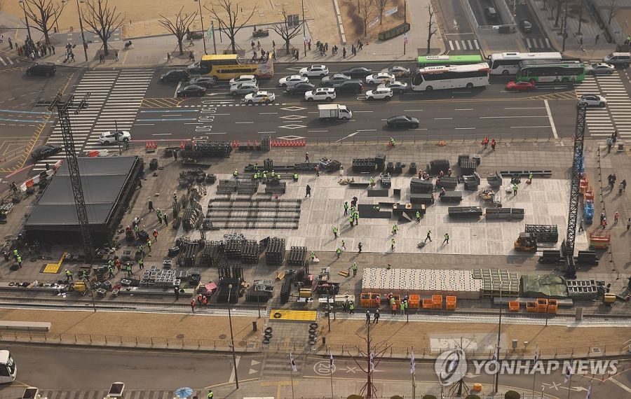 Preparativos para el concierto de BTS en la plaza de Gwanghwamun