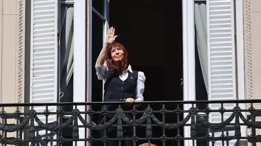 Cristina Fernández de Kirchner llega después de declarar 17032026