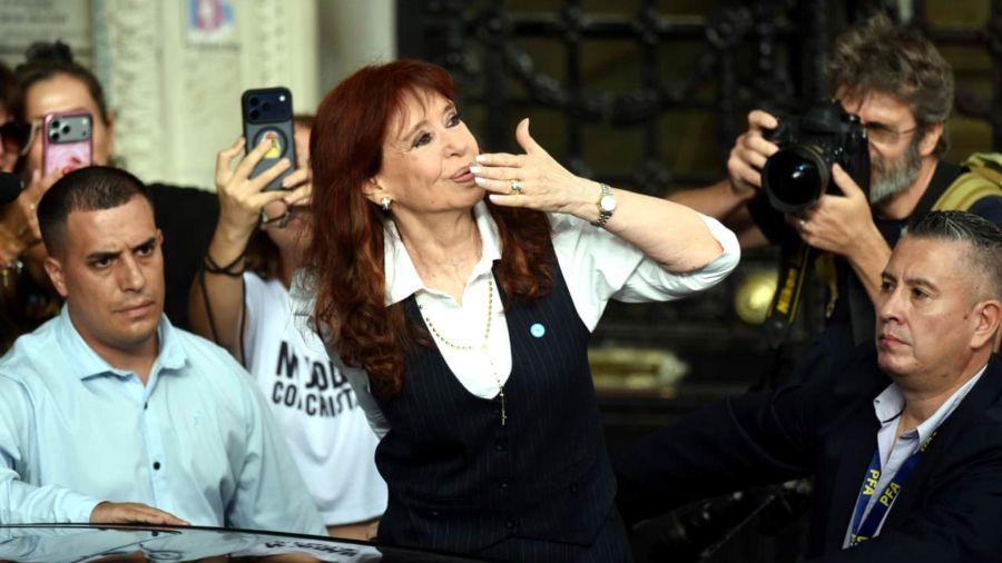 Fotogaleria La expresidenta argentina (2007-2015), Cristina Kirchner, saluda al llegar a su domicilio en Buenos Aires tras ser interrogada en el juzgado Comodoro Py