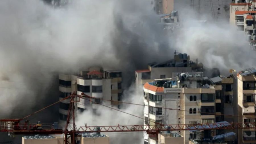 Fotos: humo se eleva desde el lugar de un ataque israelí en los suburbios del sur de Beirut