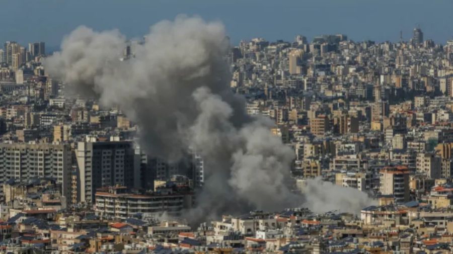 Fotos: humo se eleva desde el lugar de un ataque israelí en los suburbios del sur de Beirut