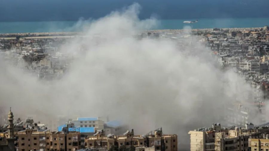 Fotos: humo se eleva desde el lugar de un ataque israelí en los suburbios del sur de Beirut