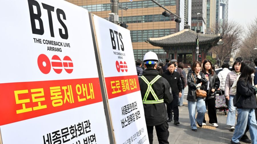 Carteles que anuncian el cierre de una carretera cerca de Gwanghwamun, en Jongno-gu, Seúl, con motivo del concierto de regreso de BTS