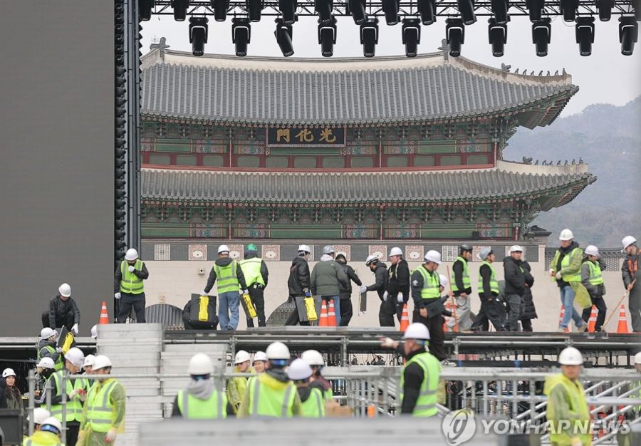 Los preparativos para el concierto del grupo BTS en la plaza Gwanghwamun de Seúl el 18 de marzo de 2026