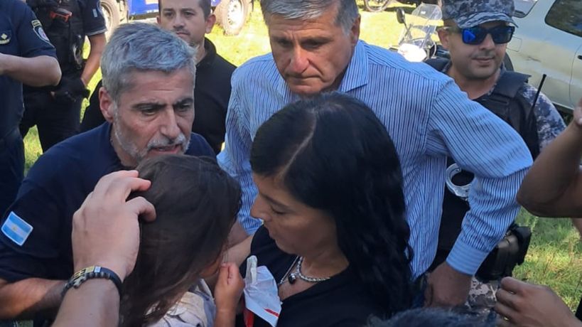 Ministro Quinteros junto al intendente y la fiscal con la nena