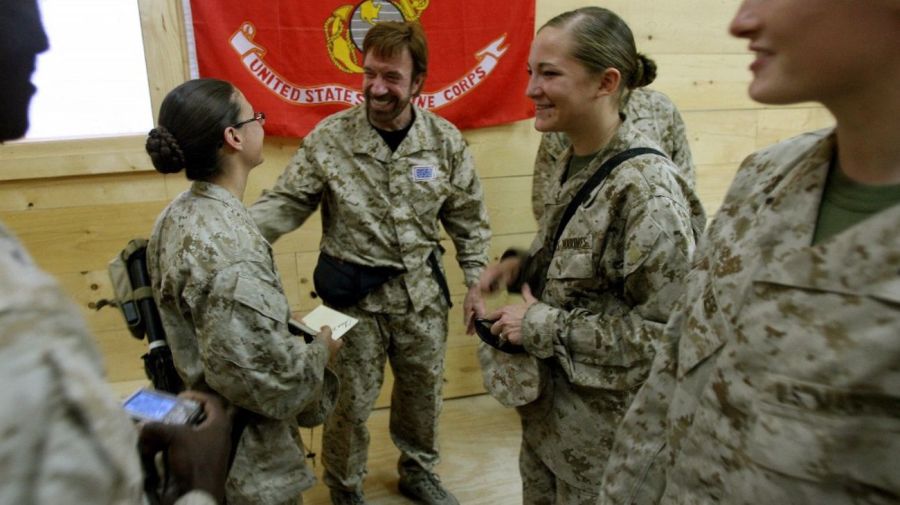 Chuck Norris con marines de Estados Unidos en Irak