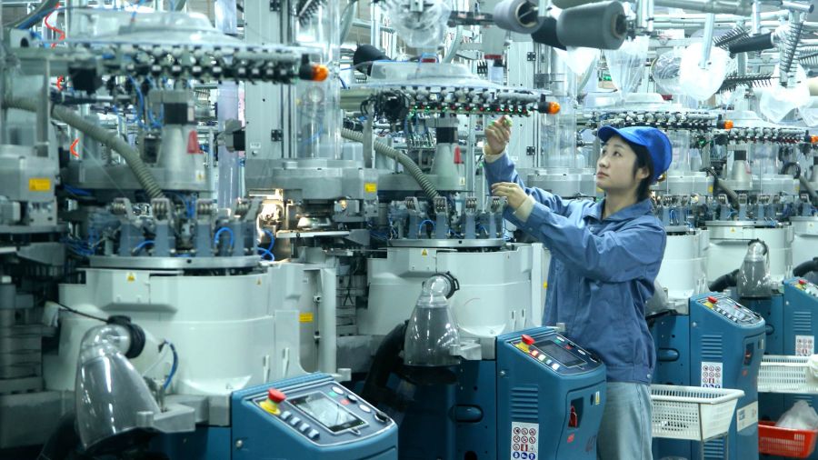 Fotogaleria Un trabajador labora en la línea de producción de una empresa de calcetines, en el distrito de Qingdao, en la provincia de Shandong, en el este de China