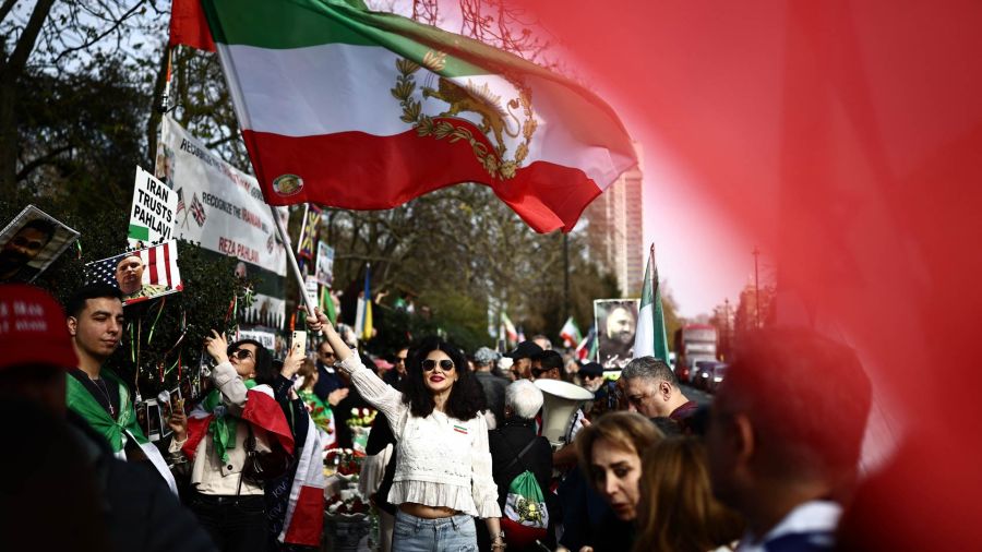 Fotogaleria Un manifestante contra el régimen iraní ondea una bandera iraní anterior a la revolución de 1979 con el emblema del león y el sol durante una protesta frente a la embajada iraní