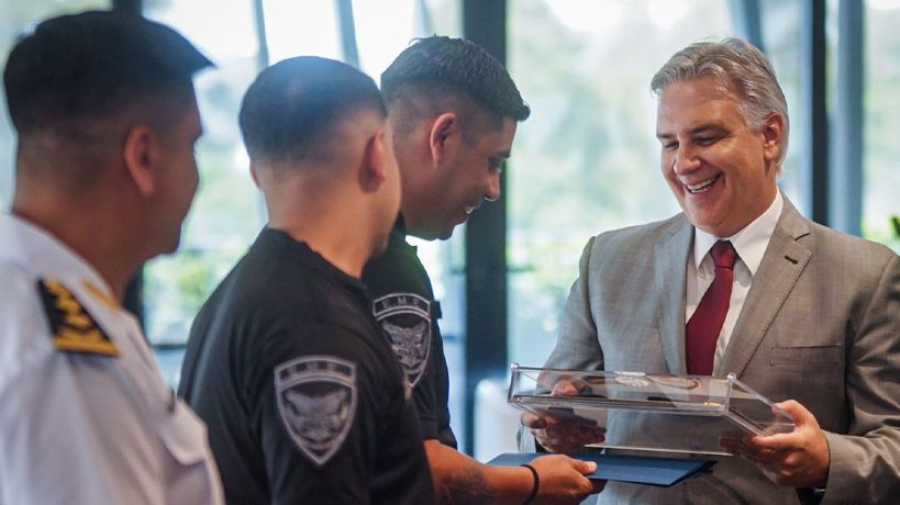 Martin Llaryora reconoce a los policías que encontraron a E