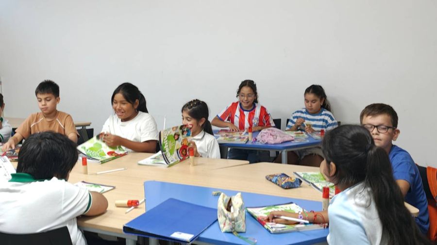 Miguel Maxwell y Josefina Rouillet con el alumno y su mamá al recibir su diploma este lunes en el Centro Comunitario Bajo Autopista.
