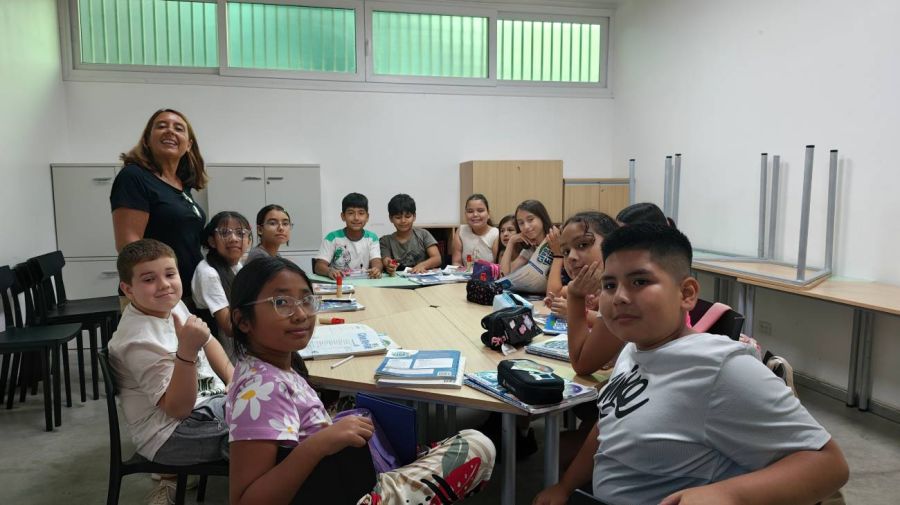 Miguel Maxwell y Josefina Rouillet con el alumno y su mamá al recibir su diploma este lunes en el Centro Comunitario Bajo Autopista.