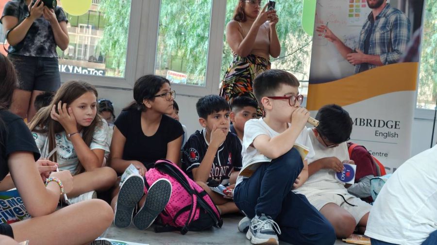 Miguel Maxwell y Josefina Rouillet con el alumno y su mamá al recibir su diploma este lunes en el Centro Comunitario Bajo Autopista.