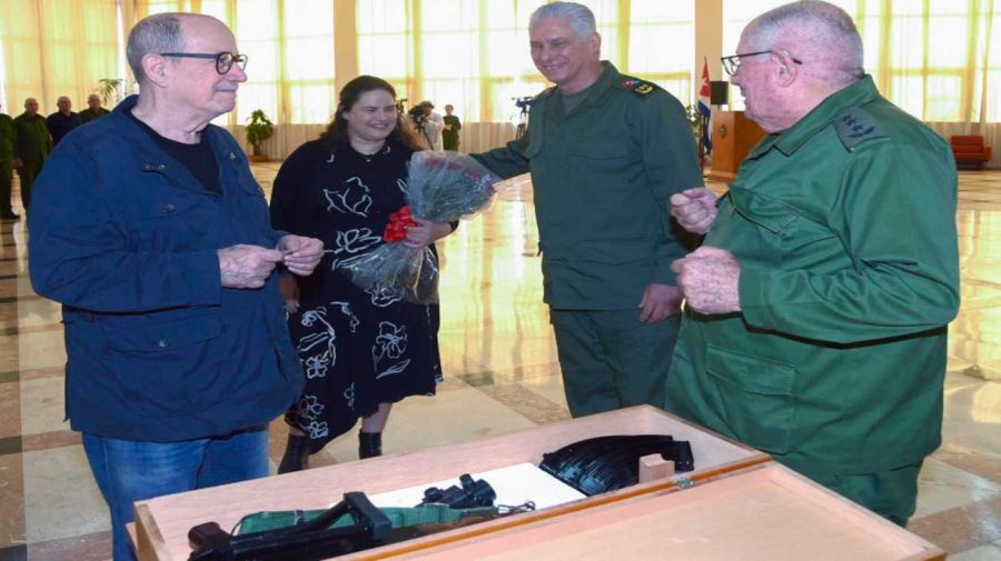 Silvio Rodríguez recibe su fusil de combate AKM 20260320