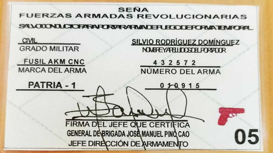 Silvio Rodríguez recibe su fusil de combate AKM 20260320