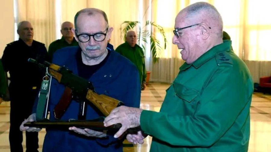 Silvio Rodríguez recibe su fusil de combate AKM 20260320